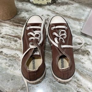 Brown converse. Women’s size 6.